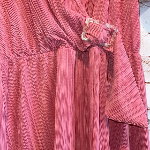 Asos Pink faux wrap splice neckline v neck short sleeve pleated barbie accent 4 - Picture 4 of 11